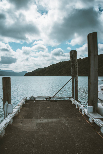 A vertical shot of a concrete dock against a cloudy sky - Foto, afbeelding