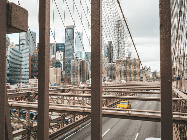 The Brooklyn bridge and modern buildings in Manhattan. New York, USA - Foto, afbeelding