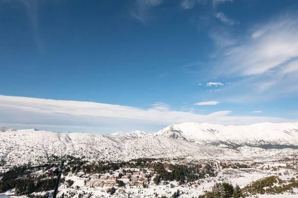 Una vista fascinante de las montañas nevadas - Foto, imagen