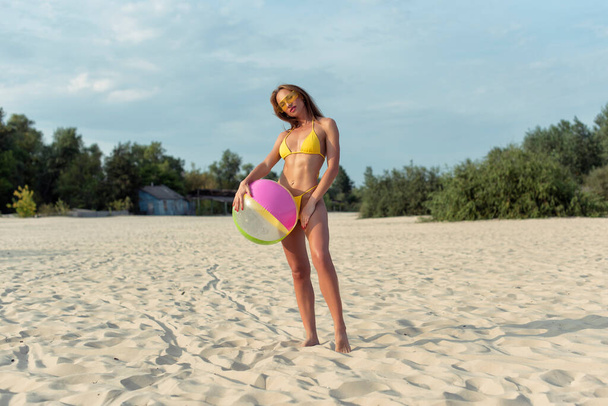 Nuori nainen rentouttava rannalla - Valokuva, kuva