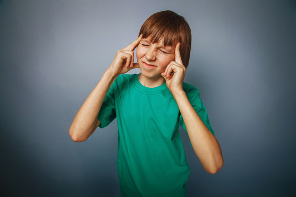 Garçon européen de dix ans mal de tête, migraine sur un gris
 - Photo, image