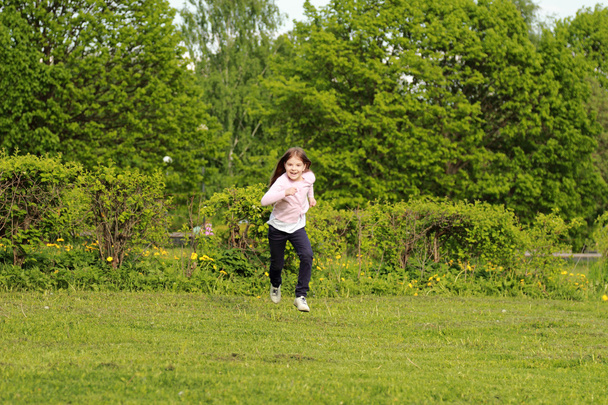 Привлекательная маленькая девочка на открытом воздухе
 - Фото, изображение