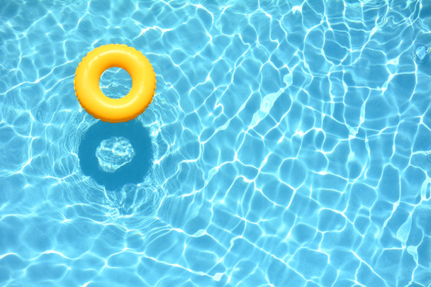 黄色のプールはスイミング プールに浮かぶ - 写真・画像