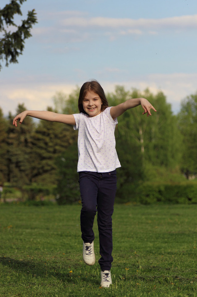 Little girl outdoor - Foto, Bild