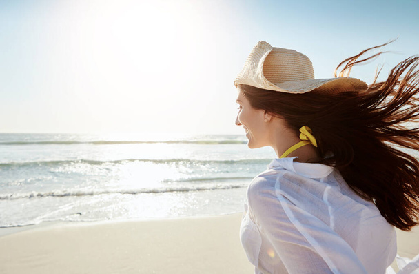 Ніщо так красиве, як пляж у сонячний день. красива молода жінка насолоджується своїм днем на пляжі
 - Фото, зображення