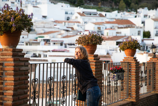 mulher passeando na pitoresca aldeia de Mijas. Costa del Sol Andaluzia Espanha - Foto, Imagem