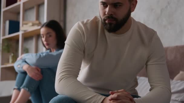Dühös kaukázusi férj ül szét az ágyon sértett felesége csendben harc után családi veszekedés házaspár nő férfi vitatkozik félreértés szakítás válás kapcsolat válság a hálószobában - Felvétel, videó