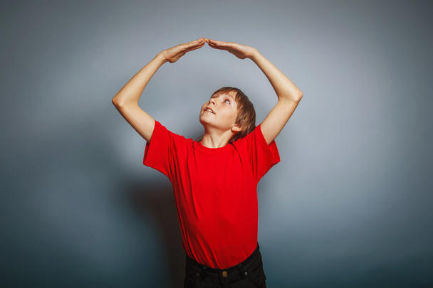 έφηβο αγόρι Ευρωπαϊκή εμφάνιση με ένα κόκκινο πουκάμισο διπλωμένα τα χέρια του - Φωτογραφία, εικόνα