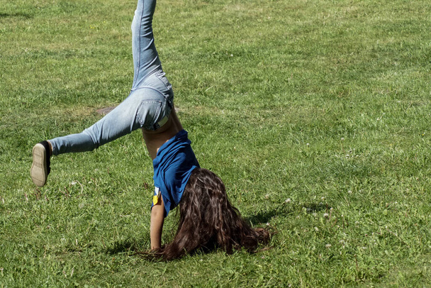 une jeune fille joue à l'extérieur en été - Photo, image