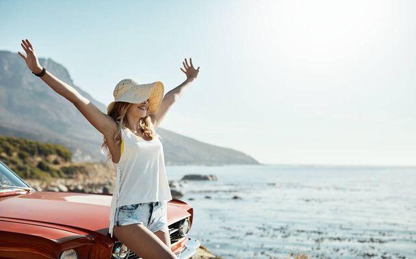 Loving life and feeling free. an attractive young woman on a road trip - 写真・画像