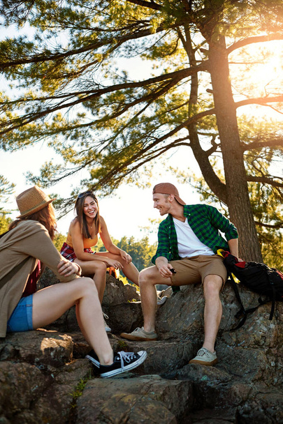 Se on ystävyys täynnä auringonpaistetta ja hymyjä. kolme nuorta patikoimassa ulkomaanmatkalla - Valokuva, kuva