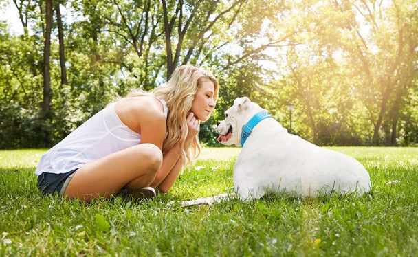 Wer sagt, dass sein Seelenverwandter zwei Beine haben muss. eine junge Frau verbringt Zeit mit ihrem Hund im Park - Foto, Bild