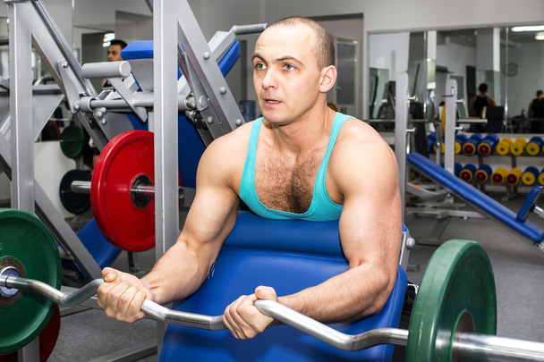 Man training in gym - Valokuva, kuva