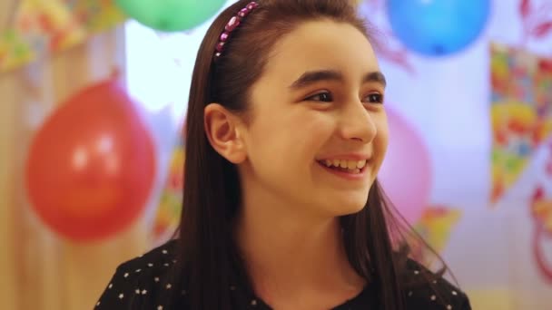 junges Mädchen bläst Kerzen auf Geburtstagstorte - Filmmaterial, Video