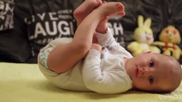 Αξιολάτρευτο μωρό αγόρι που βρίσκεται και χαμογελαστός - Πλάνα, βίντεο