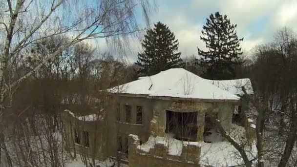 Vol d'hiver au-dessus de la maison détruite et ciel bleu. Aérien
 - Séquence, vidéo