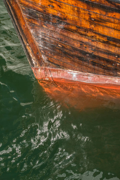 Eski ahşap bir teknenin buzla güçlendirilmiş yayı.. - Fotoğraf, Görsel