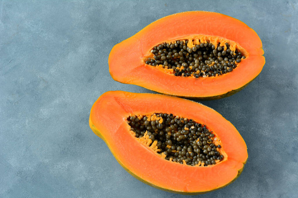 Frische Papayafrüchte auf einem Tisch. Kopierraum - Foto, Bild