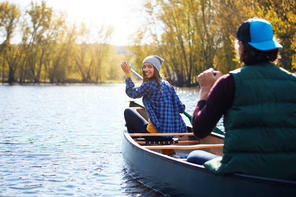 Mikä hienoa toimintaa pariskunnille, jotka rakastavat seikkailua. nuori pari menossa kanoottiajelulle järvelle - Valokuva, kuva