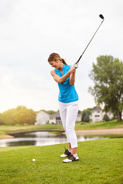 Täydellinen muoto. Täyspitkä laukaus viehättävä nuori nainen pelaa kierroksen golfia golfkentällä - Valokuva, kuva