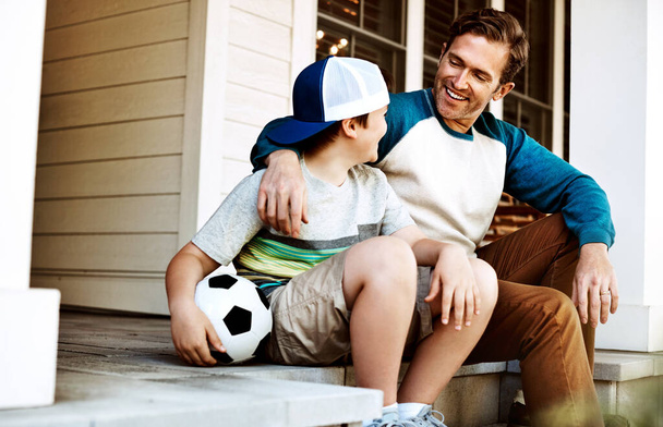 Ich fühle mich geehrt, dich in meinem Leben zu haben. ein Vater und sein Sohn beim Binden auf ihrer Veranda zu Hause - Foto, Bild