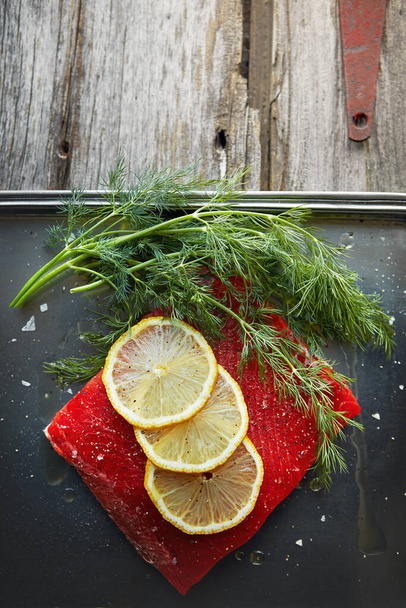 Protein appeal. a raw piece of meat garnished with slices of lemon - Foto, immagini