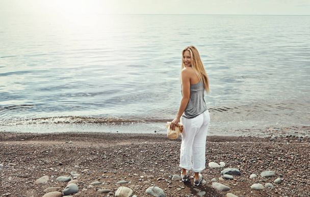 Jezero volá a já musím jít. mladá žena tráví den u jezera - Fotografie, Obrázek