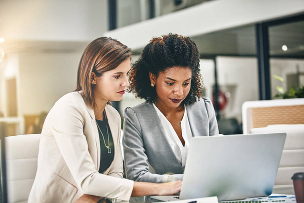Онлайн-інструменти можуть мати величезну різницю в бізнесі. дві бізнес-леді працюють разом на ноутбуці в офісі
 - Фото, зображення