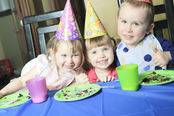 A gyermekek születésnapi gyerek enni tortát. - Fotó, kép