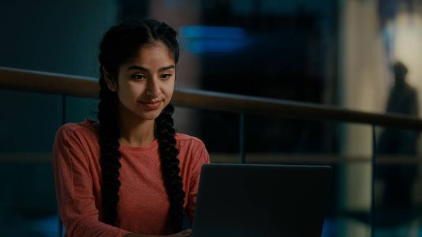 Gyönyörű női professzionális felhasználó nő csinál online munka ülni üzleti irodában fiatal diák szabadúszó böngészés honlapján csevegés barátaival az interneten távoli tanul keresési adatok laptopon - Fotó, kép