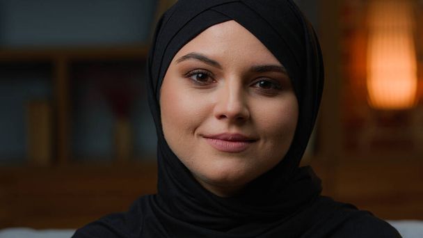 Крупным планом женщина-портрет мусульманка-исламистка разговаривает с камерой арабская многонациональность девушка говорит дружественные в помещении деловая женщина в платке традиционной хиджаб исламской культуры религии - Фото, изображение