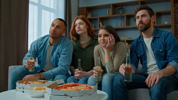 Multiethnic ystävät katsella televisiota olut pizza monipuolinen miesten naisten kannattajat katsomassa TV urheilu jalkapallo jalkapallo jalkapallo monirotuinen fanit huolissaan surullinen epäonnistuminen joukkue menettää mitään maalia - Valokuva, kuva