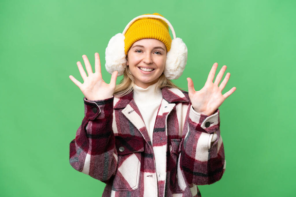 Mladá anglická žena na sobě zimní manžety přes izolované pozadí počítání deset s prsty - Fotografie, Obrázek