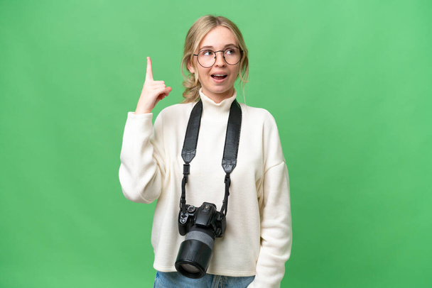 Giovane fotografa inglese su sfondo isolato che intende realizzare la soluzione alzando un dito - Foto, immagini