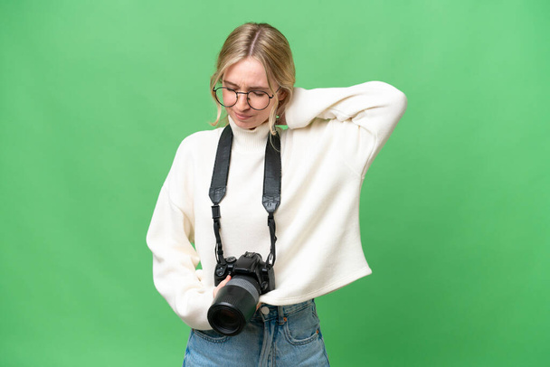Jonge fotograaf Engels vrouw over geïsoleerde achtergrond met neckache - Foto, afbeelding
