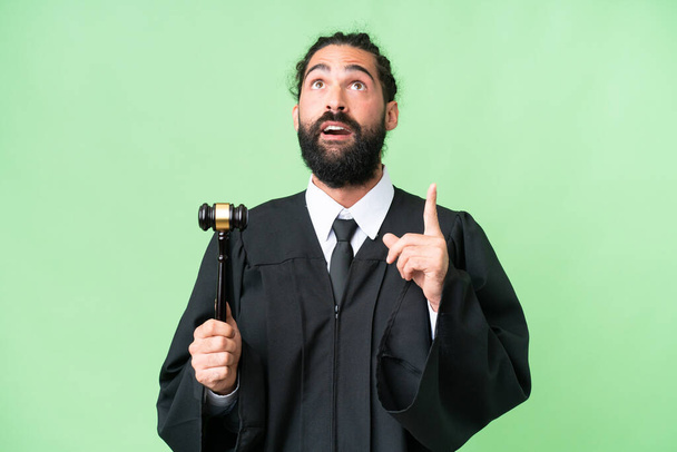 Judge caucasian man over isolated chroma key background thinking an idea pointing the finger up - Foto, immagini