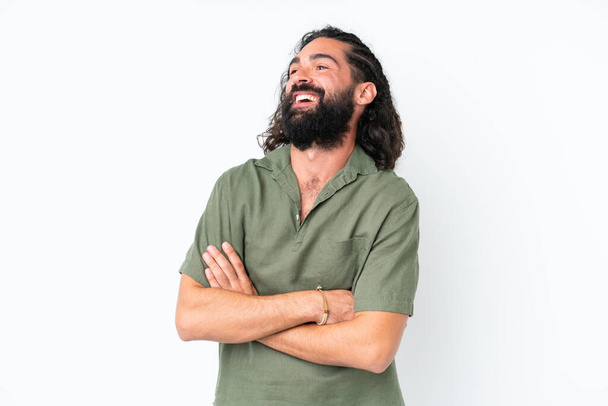 Jongeman met baard over geïsoleerde witte achtergrond gelukkig en glimlachend - Foto, afbeelding