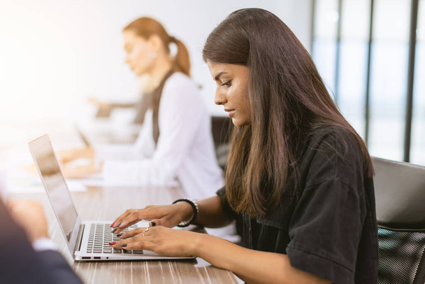 Hindistanlı kadın çalışan ofiste laptopta veri yazıyor. - Fotoğraf, Görsel