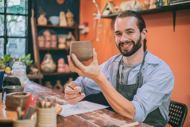 boldog kézműves művész férfi fazekas agyag csésze készítő termék stúdió műhely - Fotó, kép