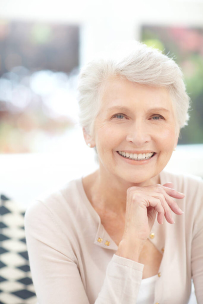 Štěstí je tajemství elegantního stárnutí. Portrét šťastné starší ženy těší relaxační den doma - Fotografie, Obrázek