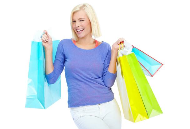 Un día de compras. Una joven excitada sosteniendo bolsas de compras mientras está aislada sobre un fondo blanco - Foto, Imagen