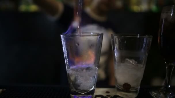 Sambuka με φωτιά κοκτέιλ στο μπαρ - Πλάνα, βίντεο
