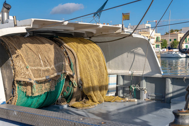 Industriële vissersboot afgemeerd aan de kade van de Mallorcaanse stad Portocolom, Spanje - Foto, afbeelding