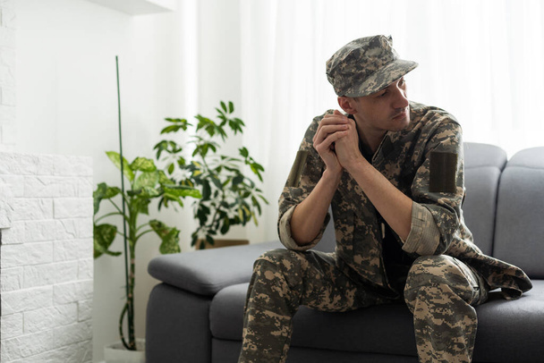 Portrét smutného, zoufalého vojáka středního věku během terapie. Zdravotně postižený voják trpící psychickým traumatem. PTSD koncept - Fotografie, Obrázek