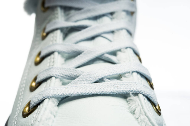 cordones atados a zapatillas con ojales de metal, plano, objeto aislado sobre fondo blanco - Foto, Imagen