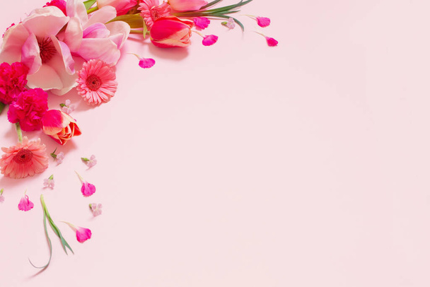 beautiful spring flowers on pink background - Fotoğraf, Görsel