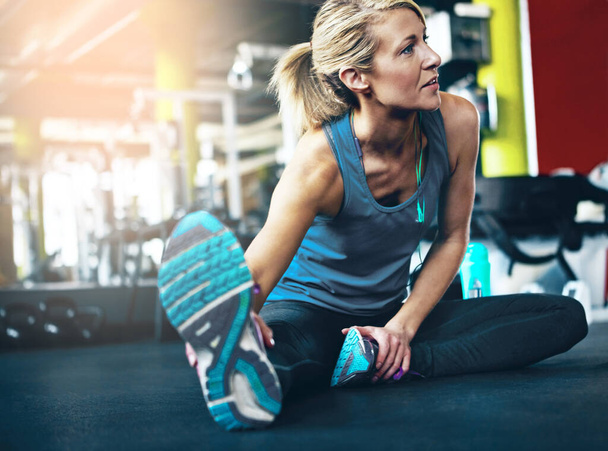 Připravit a cvičit. sportovní žena cvičí v tělocvičně - Fotografie, Obrázek
