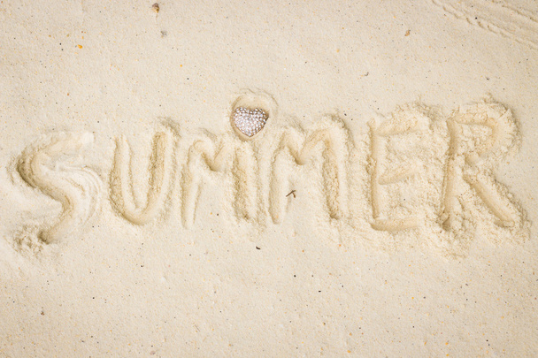 Text love summer on white sand beach - Foto, afbeelding
