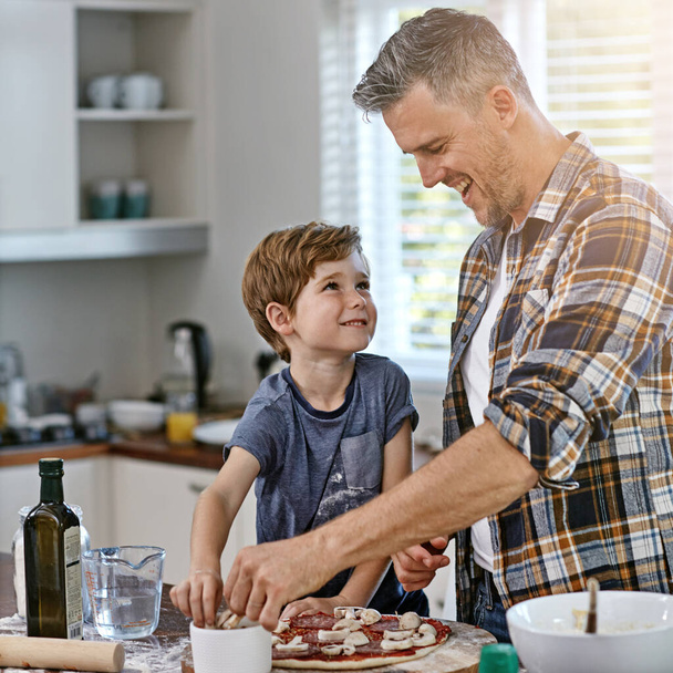 ¿Puedo hacerlo también? un padre y su hijo haciendo pizza en casa - Foto, imagen