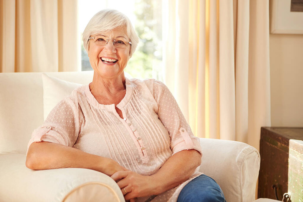 Выход на пенсию был добр ко мне. Обрезанный портрет пожилой женщины дома - Фото, изображение